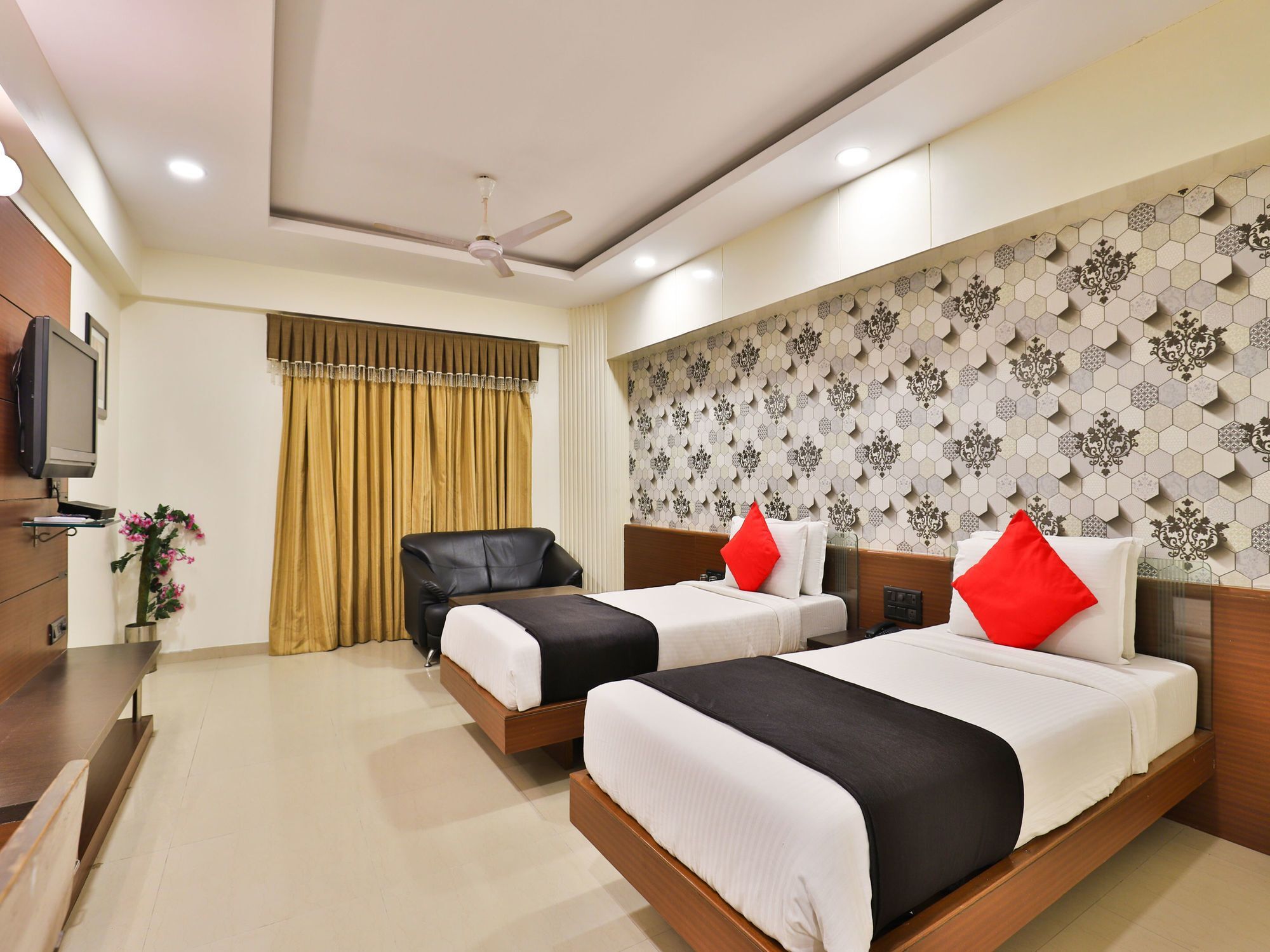 Capital O 15537 Dev Corporate Hotel Ahmedabad Exterior photo