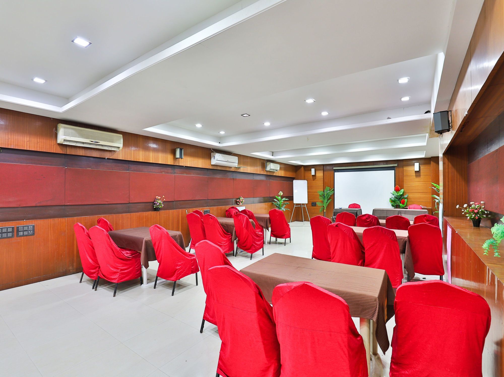 Capital O 15537 Dev Corporate Hotel Ahmedabad Exterior photo